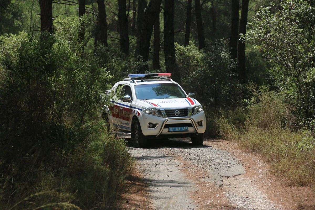 Antalya'da, Aksu İlçe Jandarma Komutanlığına bağlı asayiş ve komando timleri, orman yangınlarının...