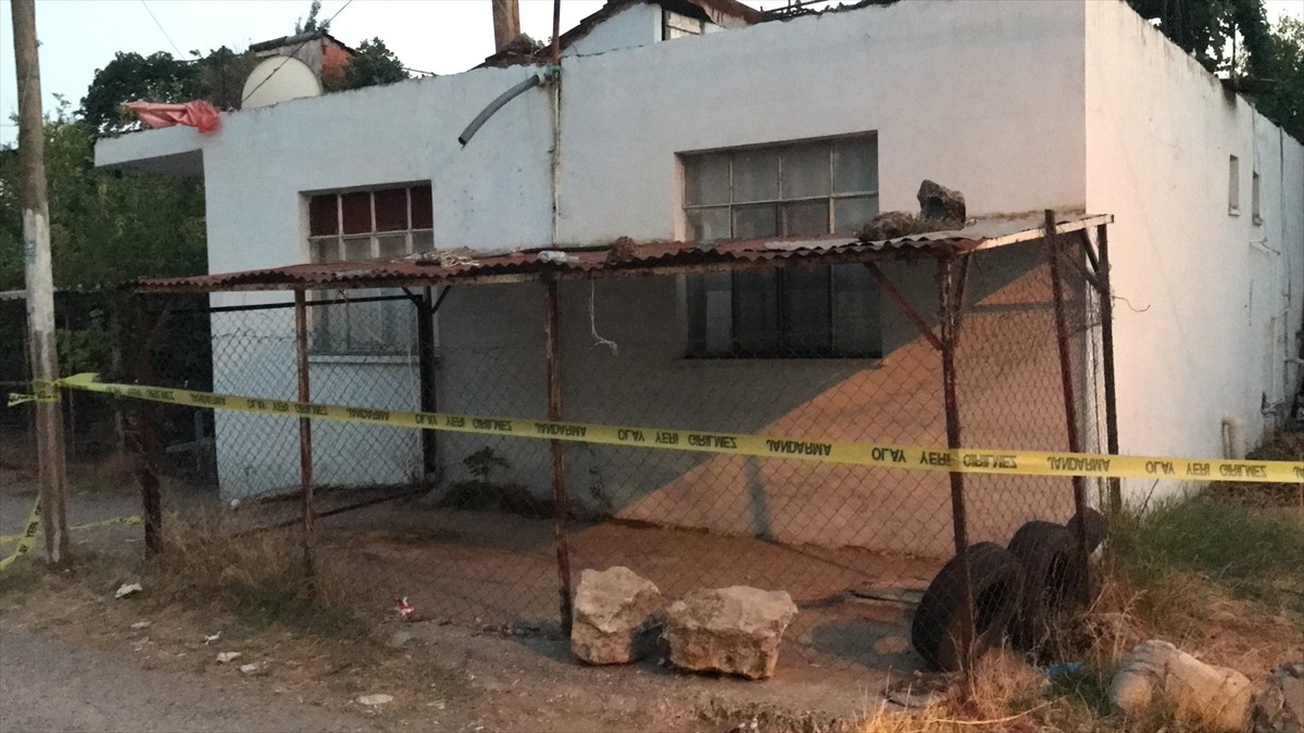 Antalya'da birlikte yaşadığı kadını ve çocuğunu öldüren şüpheli, jandarma ekiplerince gözaltına...