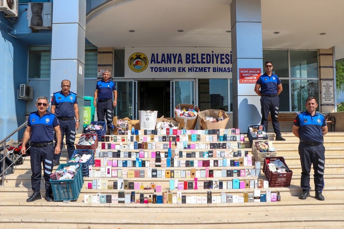Antalya'nın Alanya ilçesinde zabıta ekiplerince ele geçirilen 7 bin 857 şişe sahte parfüm imha...