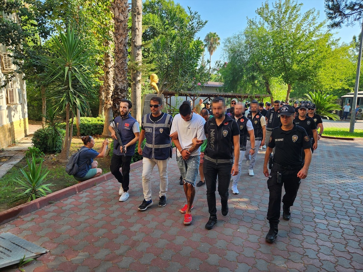 Antalya'nın Kemer ilçesinde düzenlenen uyuşturucu operasyonunda gözaltına alınan 9 zanlıdan 2'si...