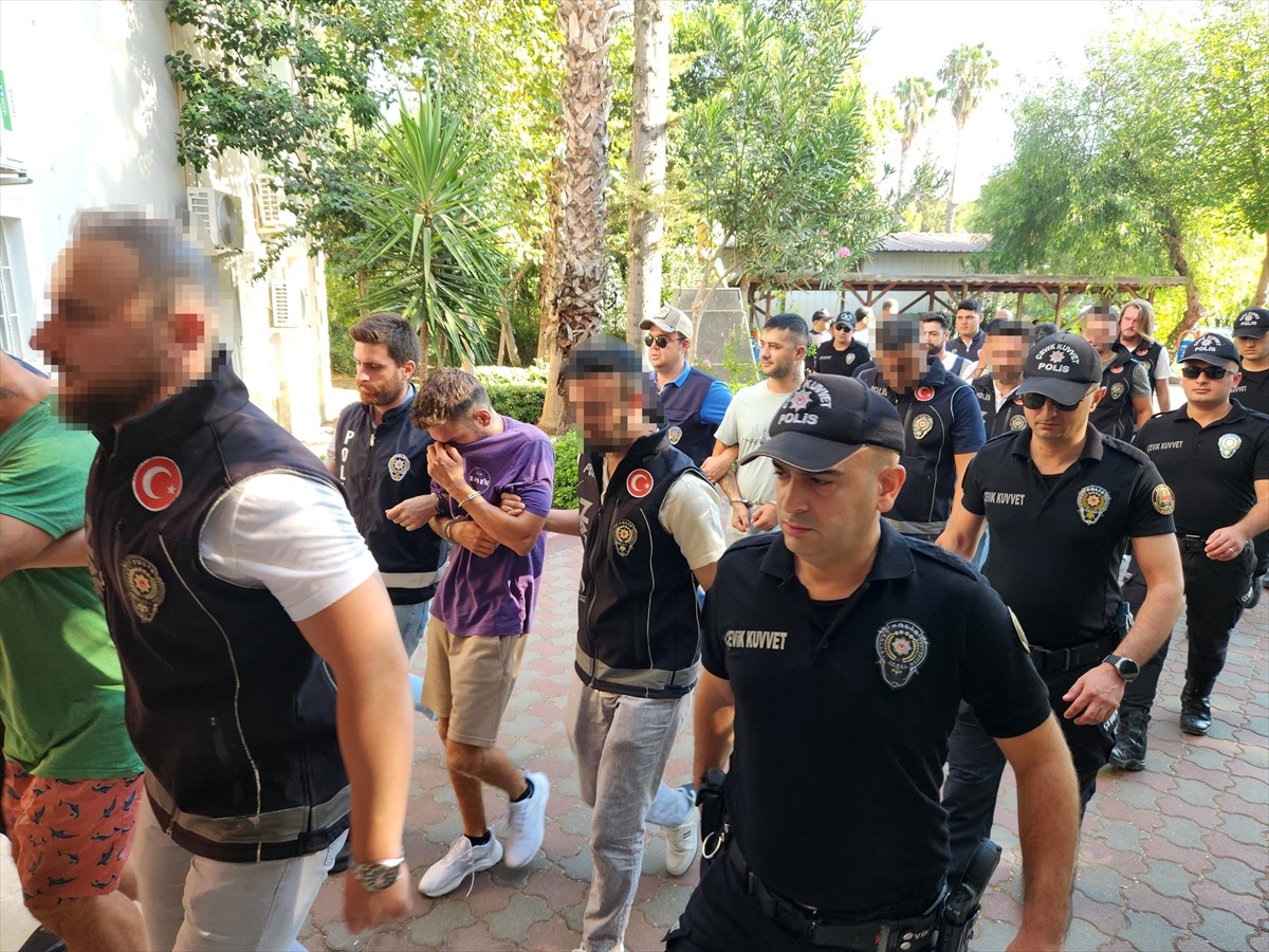 Antalya'nın Kemer ilçesinde düzenlenen uyuşturucu operasyonunda gözaltına alınan 9 zanlıdan 2'si...