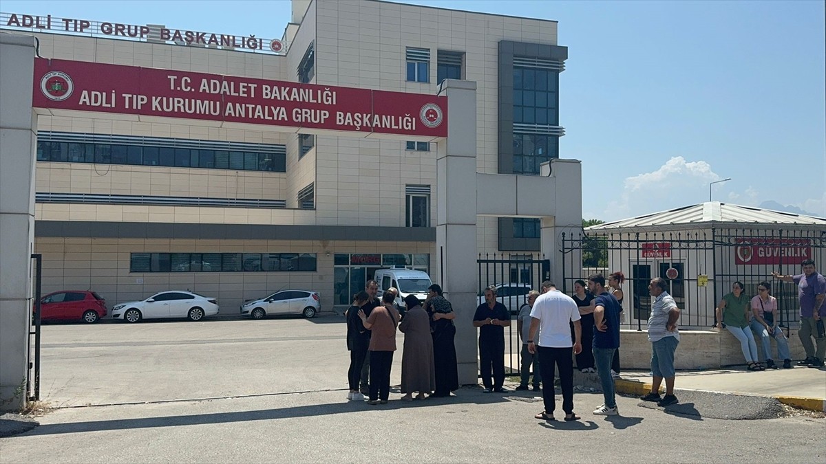 Antalya'nın Kepez ilçesinde bir çekici, bozuk taksiyi götürmek için gittiği yerde iki kişinin...