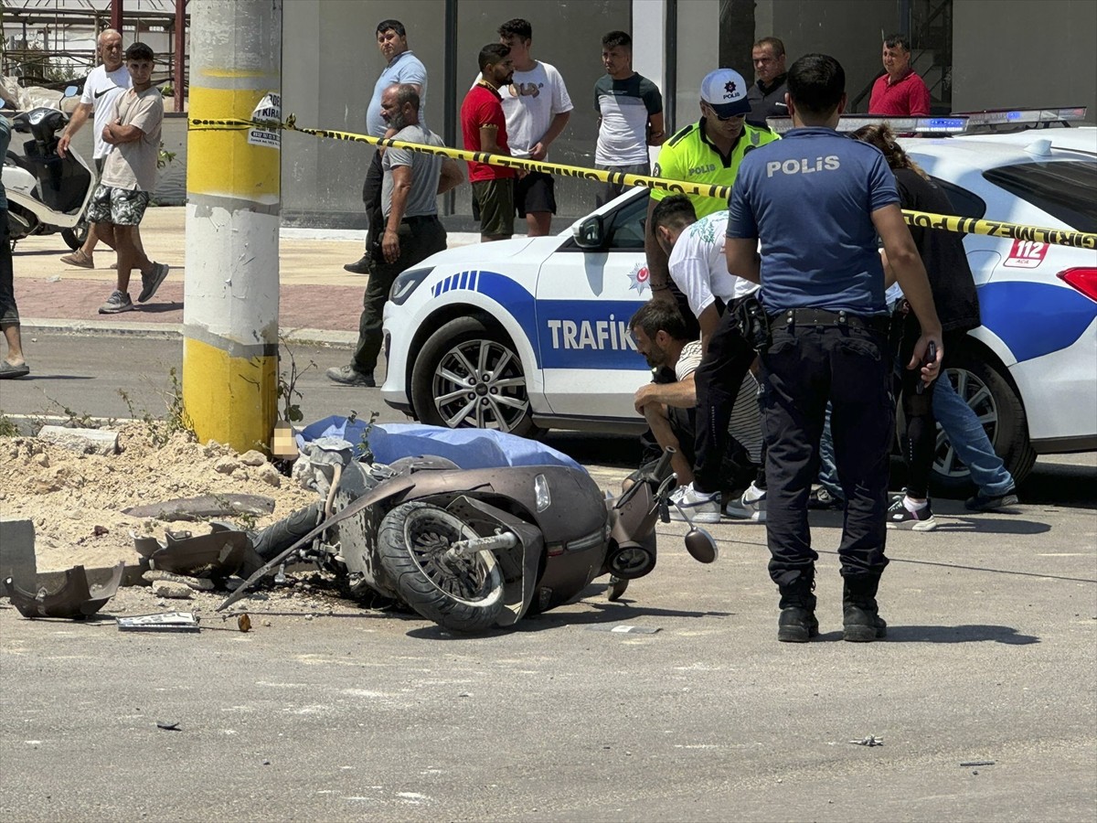 Antalya'nın Kepez ilçesinde otomobil ile motosikletin çarpışması sonucu 1 kişi öldü, 1 kişi...