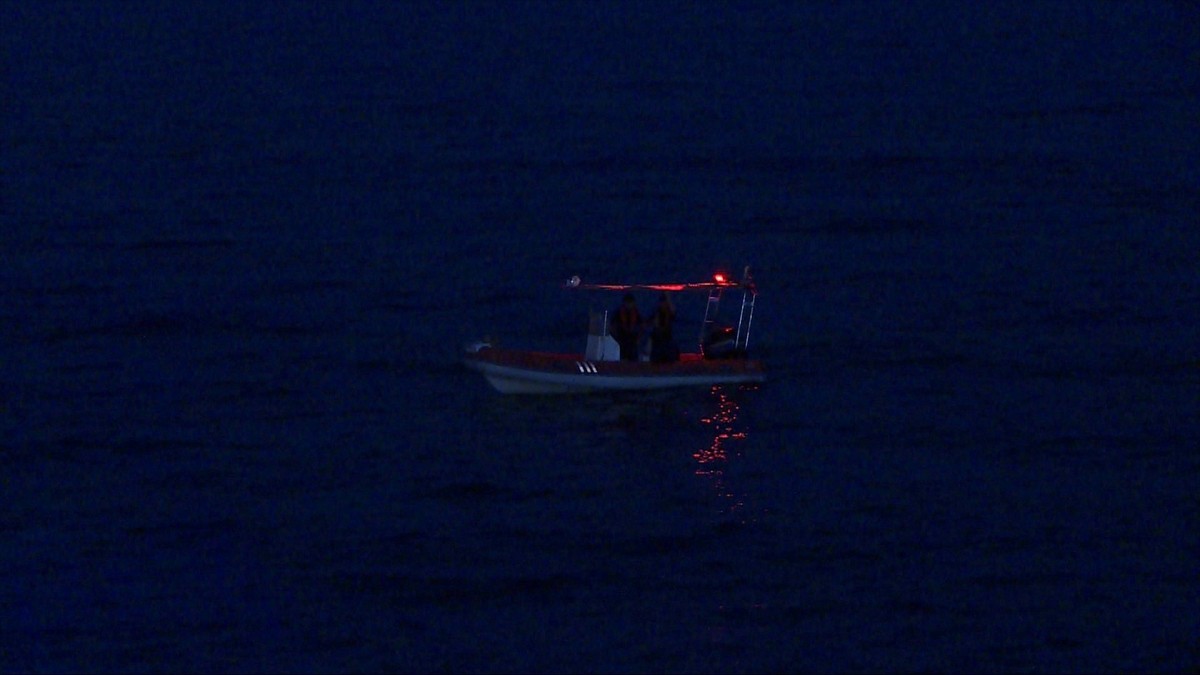 Antalya'nın Konyaaltı sahilinde su alıp batan fiber teknedeki 4 kişi yüzerek kıyıya ulaştı. Deniz...