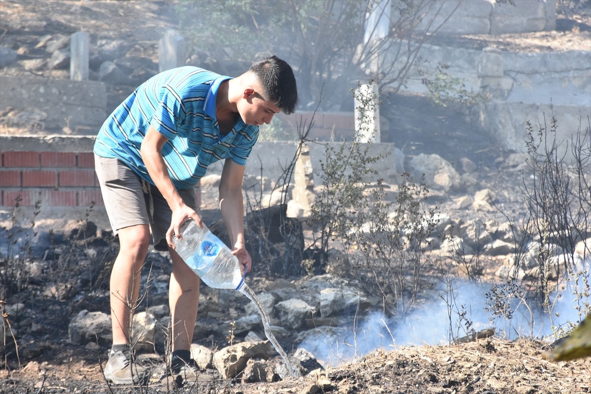 Antalya'nın Serik ilçesinde, ormanlık alanda çıkan yangına havadan ve karadan müdahale edildi....