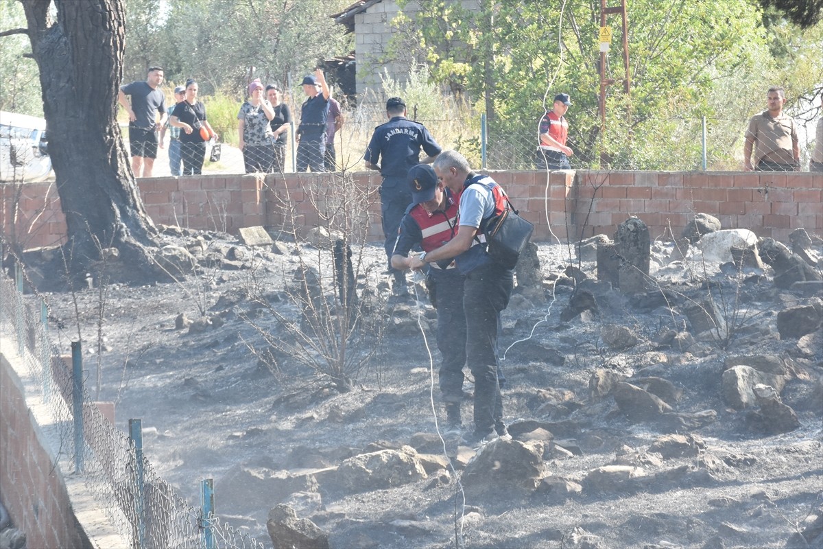 Antalya'nın Serik ilçesinde, ormanlık alanda çıkan yangına havadan ve karadan müdahale edildi....