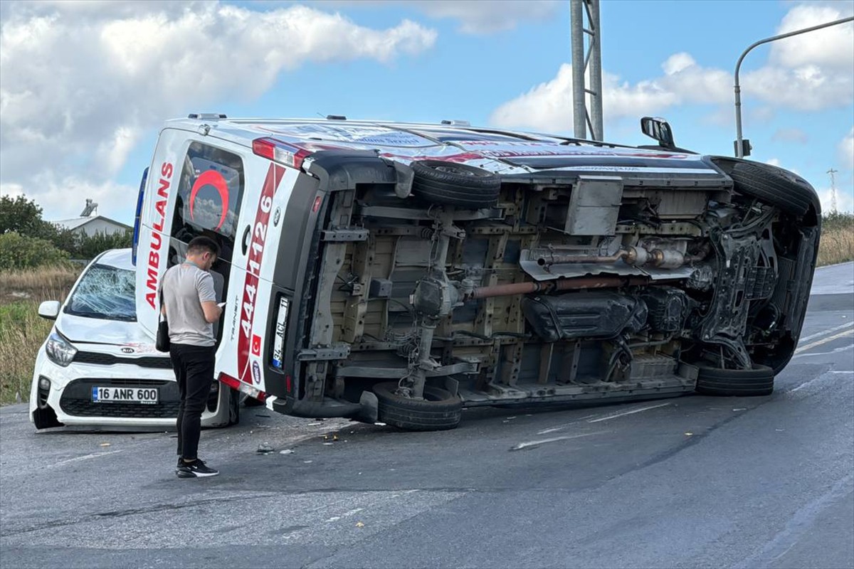  Arnavutköy'de ambulans, kamyonet ve otomobilin karıştığı zincirleme kazada 4 kişi hafif...