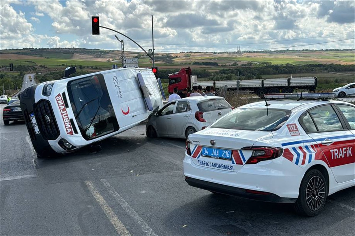  Arnavutköy'de ambulans, kamyonet ve otomobilin karıştığı zincirleme kazada 4 kişi hafif...