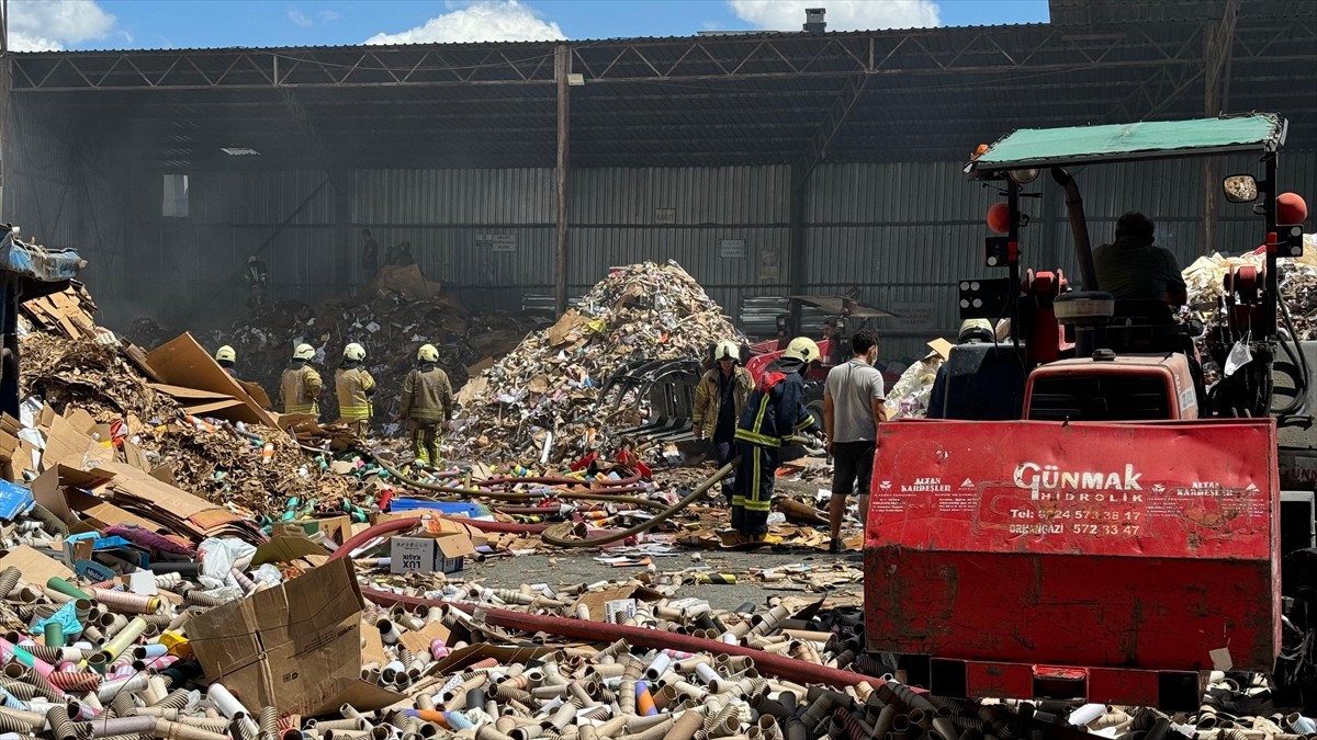 Avcılar'da geri dönüşüm malzemesinin konulduğu depoda çıkan yangın itfaiye ekiplerince...