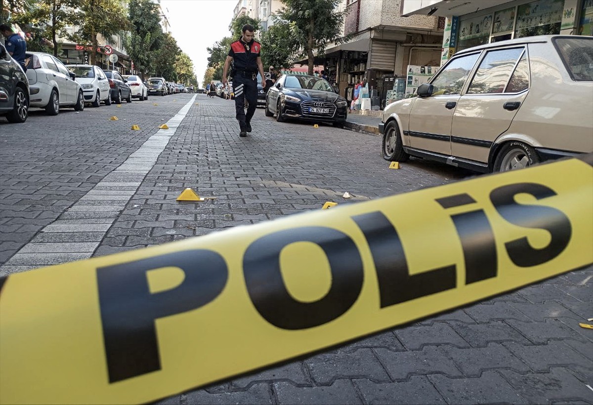 Avcılar'da motosikletli şüpheliler tarafından yan yana iki dükkana düzenlenen silahlı saldırı anı...