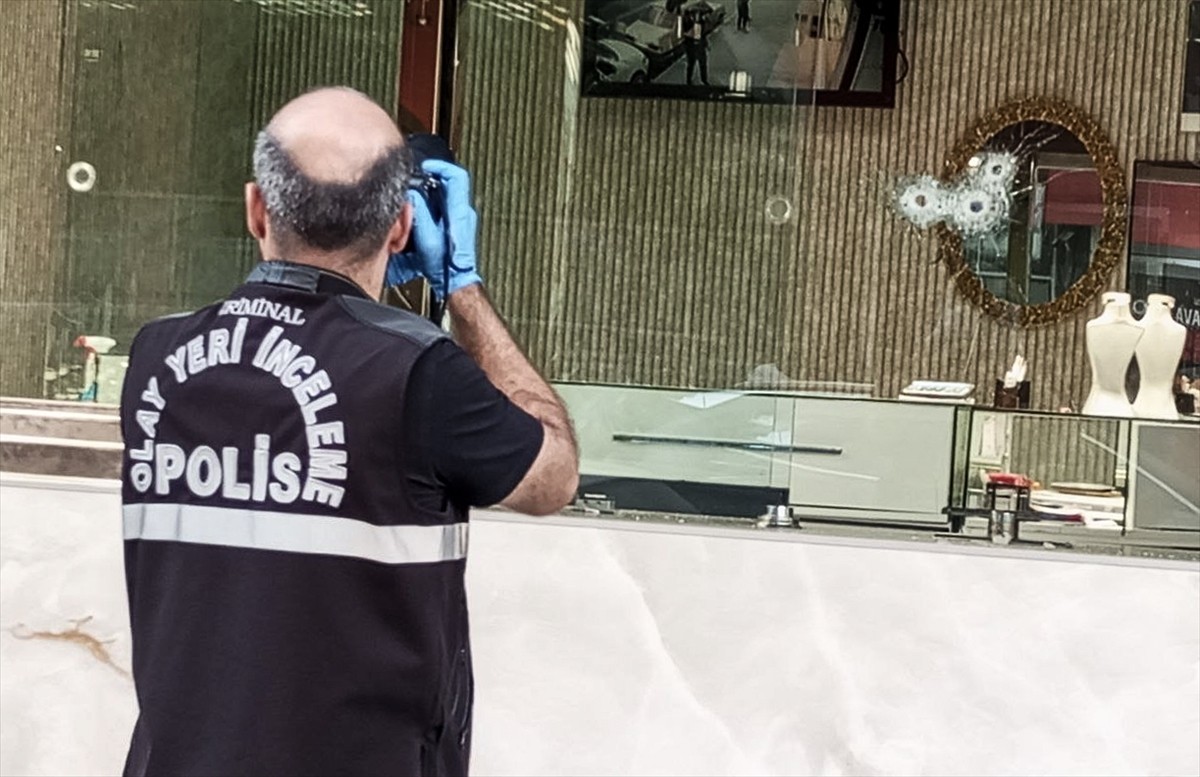 Avcılar'da motosikletli şüpheliler tarafından yan yana iki dükkana düzenlenen silahlı saldırı anı...