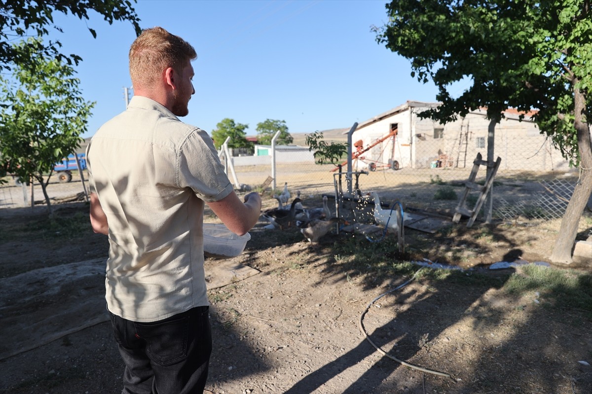 Babası ve ağabeylerinden edindiği bilgilerle çocuk yaştan itibaren bağlama çalmaya başlayan...