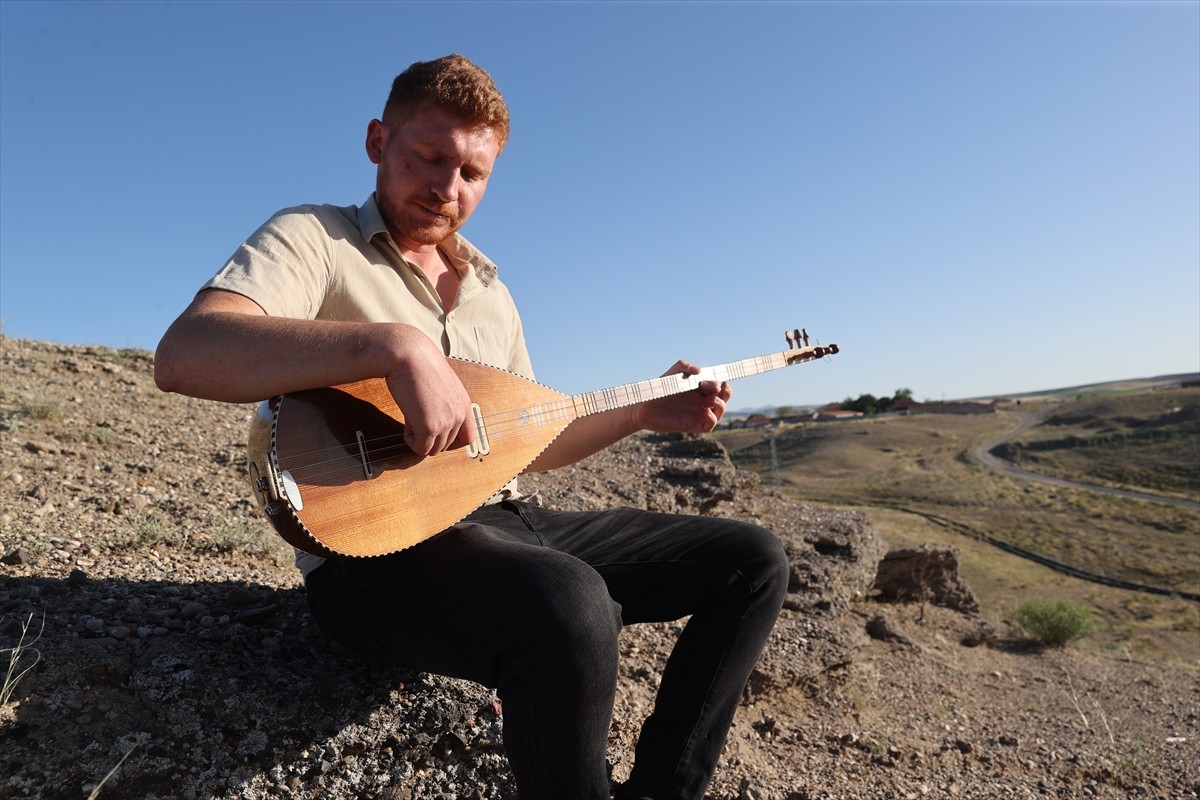 Babası ve ağabeylerinden edindiği bilgilerle çocuk yaştan itibaren bağlama çalmaya başlayan...