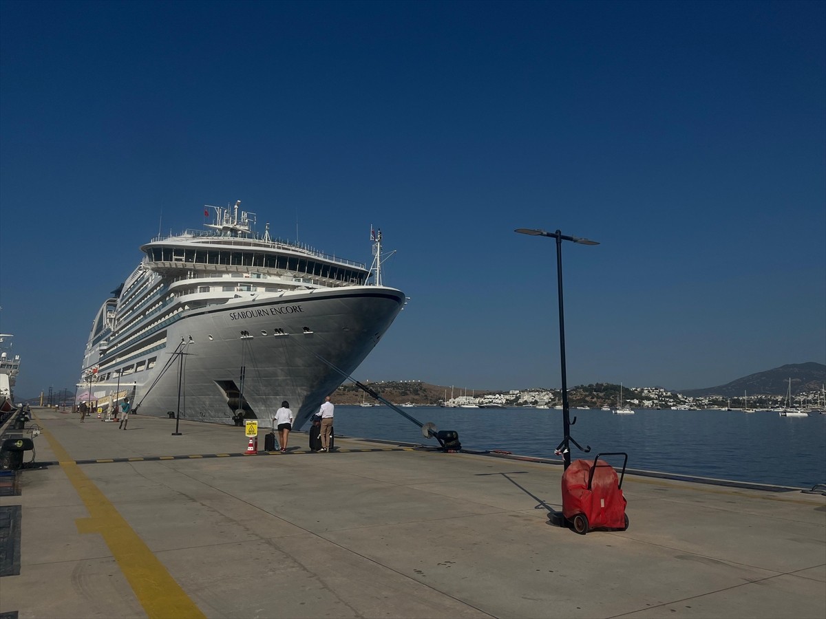 Bahamalar bayraklı "Seabourn Encore" isimli kruvaziyer, Muğla'nın Bodrum ilçesine geldi. Kuşadası...