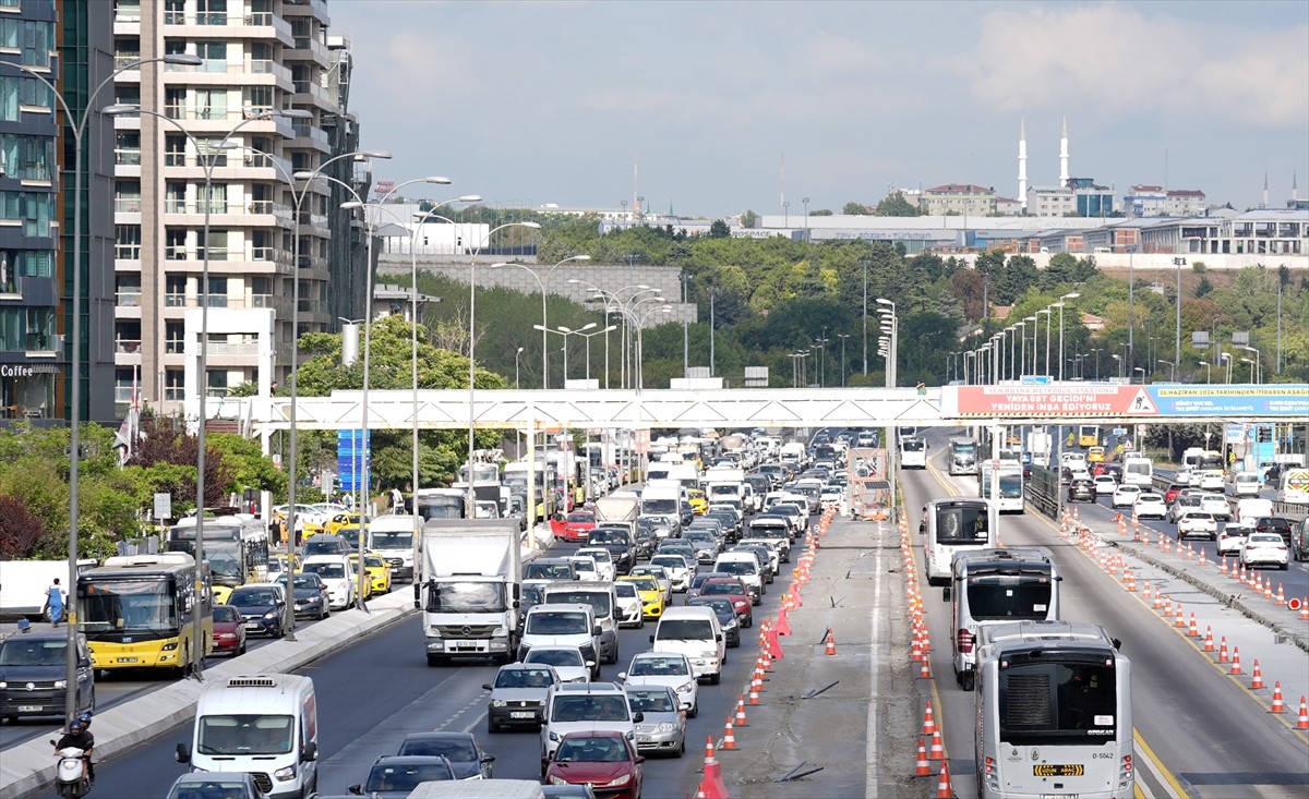 Bahçelievler ile Avcılar'da başlatılan "beyaz yol" ve elektrik altyapı çalışması nedeniyle D-100...