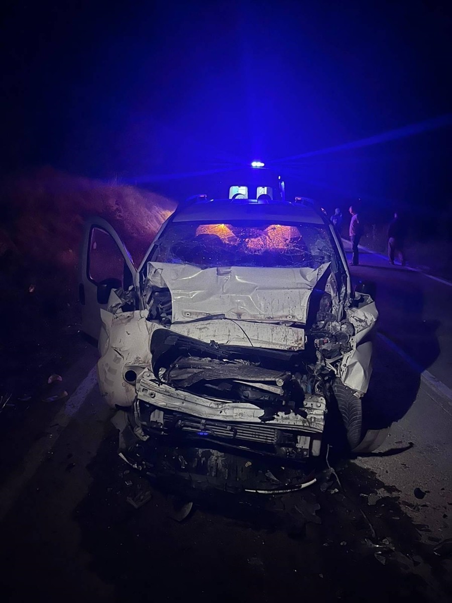 Balıkesir'in Dursunbey ilçesinde otomobilin traktöre çarpması sonucu 1 kişi öldü, 3 kişi...