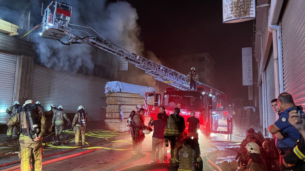Başakşehir'de organize sanayi bölgesi içinde yer alan mobilya atölyesinde çıkan yangın...