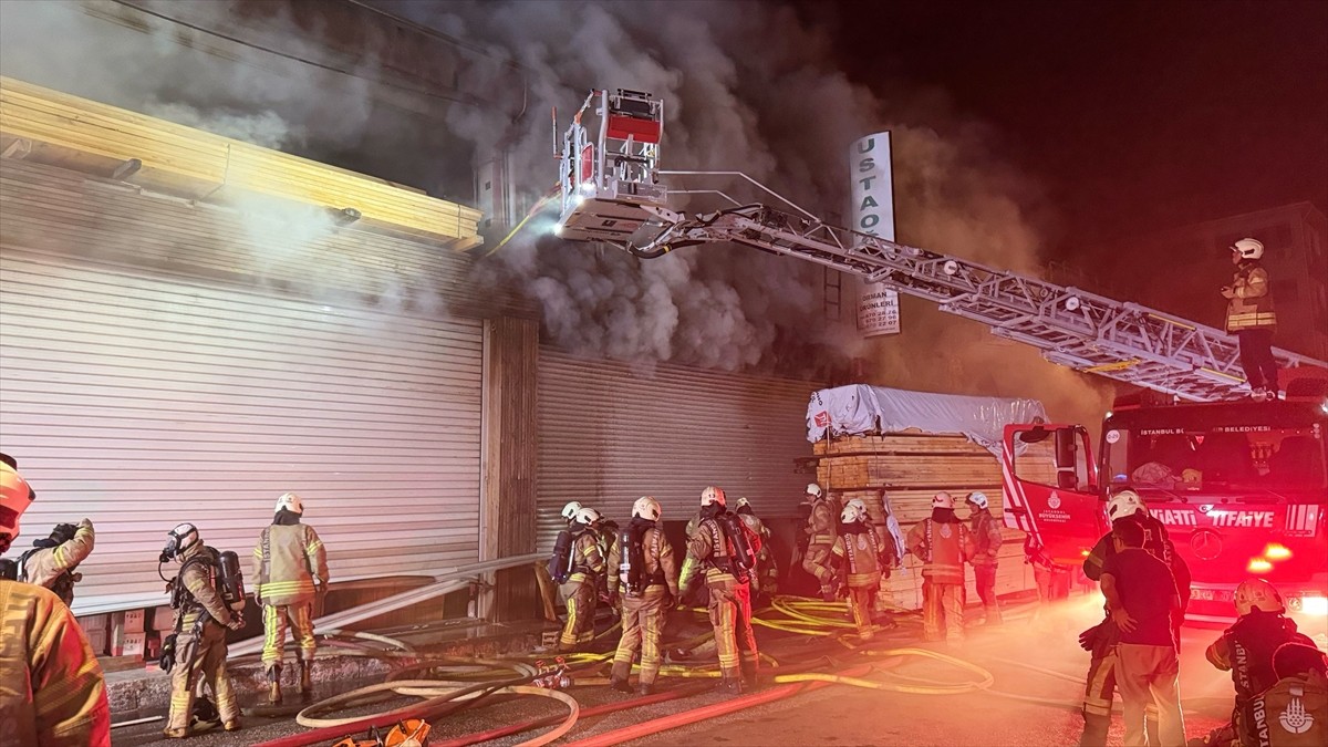 Başakşehir'de organize sanayi bölgesi içinde yer alan mobilya atölyesinde çıkan yangın...