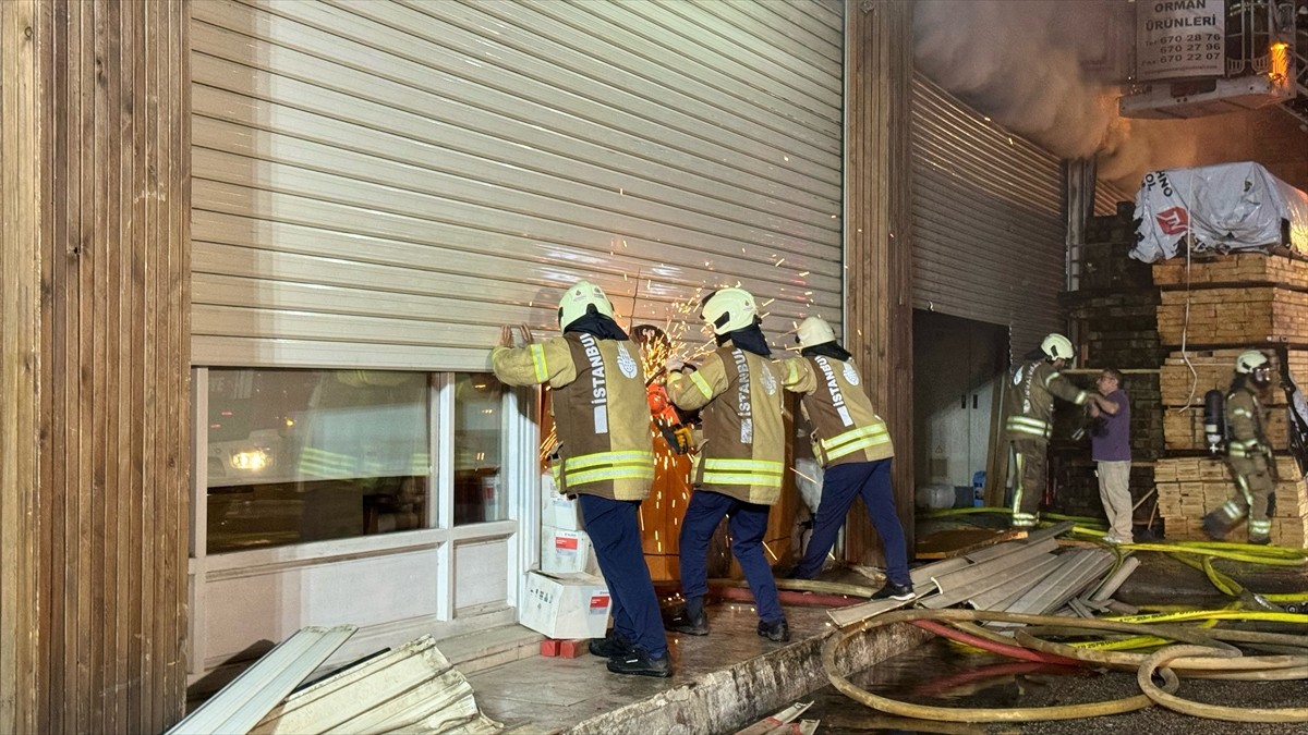 Başakşehir'de organize sanayi bölgesi içinde yer alan mobilya atölyesinde çıkan yangın...
