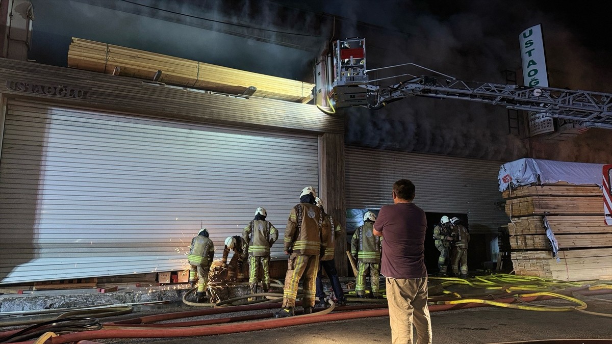 Başakşehir'de organize sanayi bölgesi içinde yer alan mobilya atölyesinde çıkan yangın...