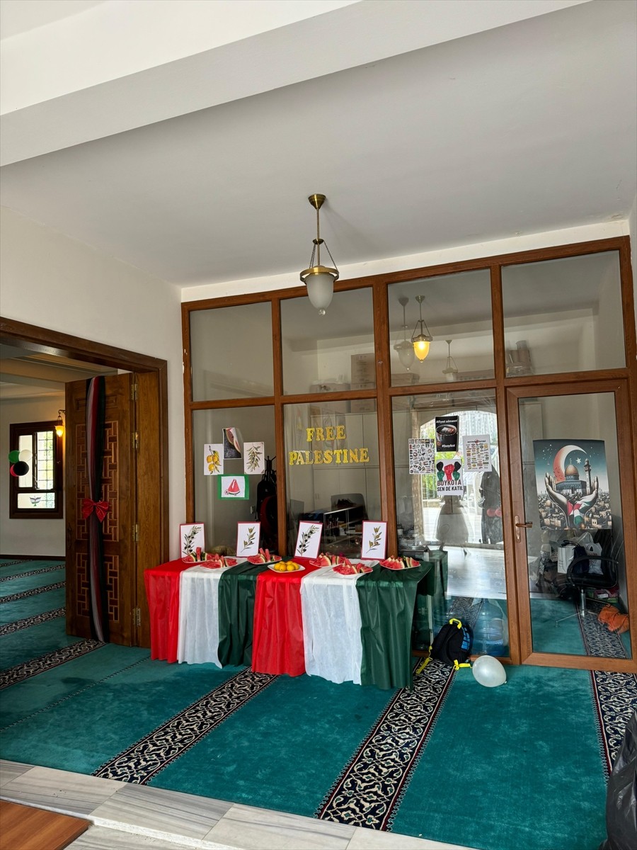 Başakşehir Fahrettin Paşa Camii'nde, İsrail'in saldırılarını protesto etmek ve Gazze'ye destek...