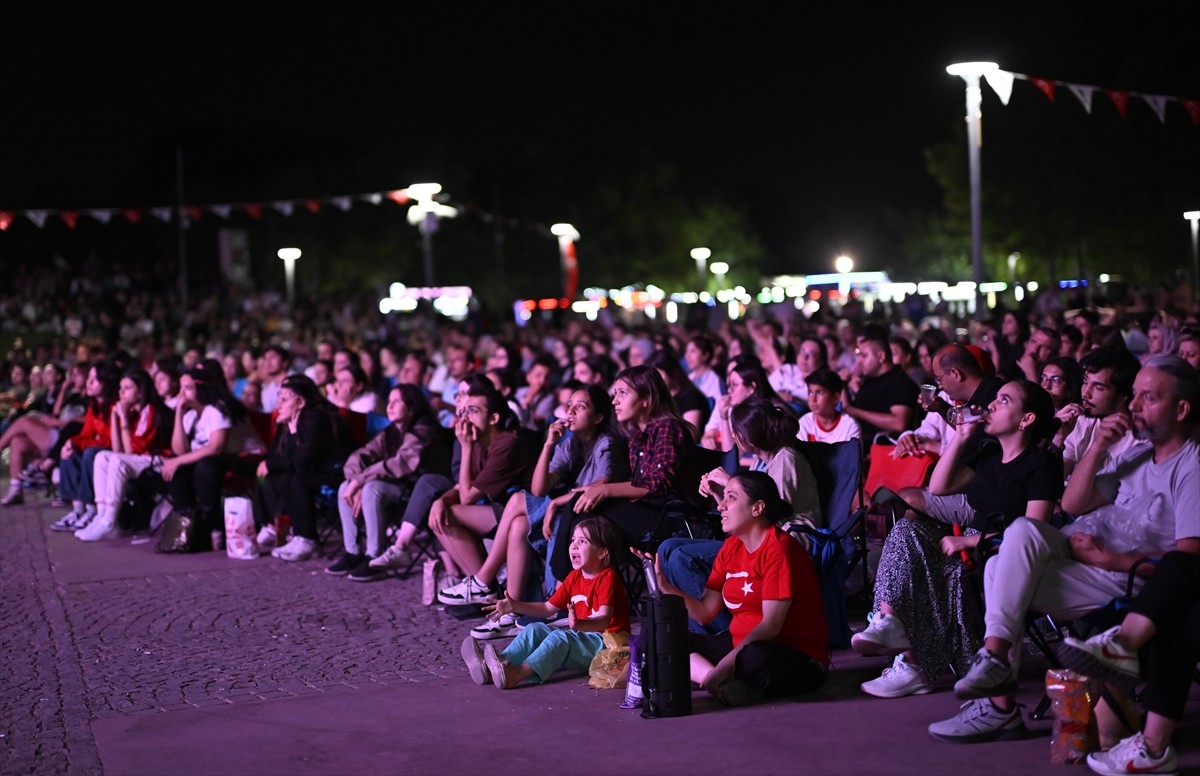 Başkentliler, A Milli Kadın Voleybol Takımı'nın, Paris 2024 Olimpiyat Oyunları'nın yarı final...