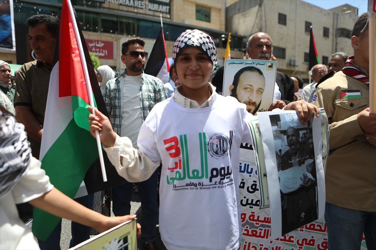 Batı Şeria'nın El Halil kentinde bir araya gelen Filistinliler, "Ulusal ve Uluslararası Gazze'ye...