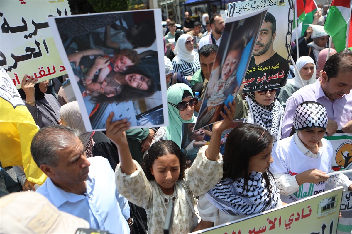 Batı Şeria'nın El Halil kentinde bir araya gelen Filistinliler, "Ulusal ve Uluslararası Gazze'ye...