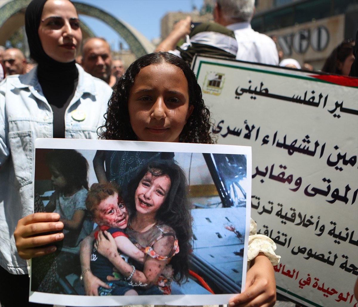 Batı Şeria'nın El Halil kentinde bir araya gelen Filistinliler, "Ulusal ve Uluslararası Gazze'ye...