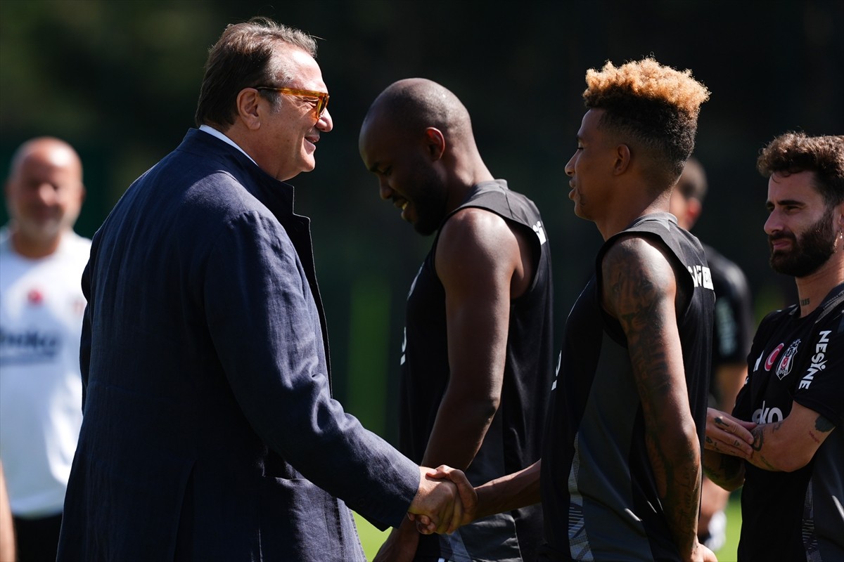 Beşiktaş Kulübü Başkanı Hasan Arat ile yönetim kurulu üyeleri, siyah-beyazlı futbol takımıyla bir...