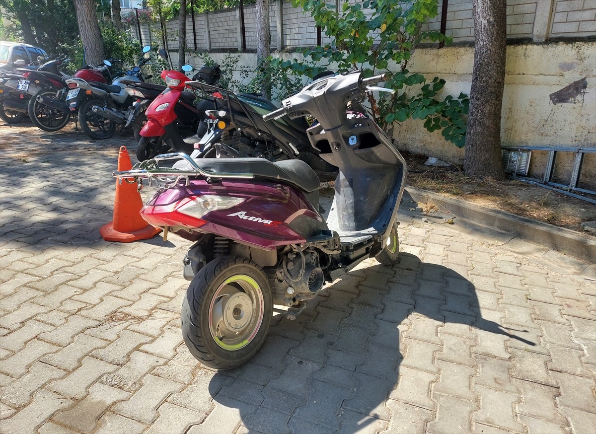 Bilecik'in Osmaneli ilçesinde, motosikleti önünü havaya kaldırarak kullanıp trafik güvenliğini...