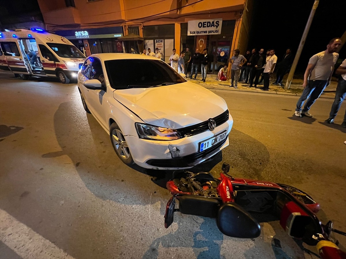 Bilecik'in Pazaryeri ilçesinde otomobil ile motosikletin çarpışması sonucu 1'i ağır 2 kişi...