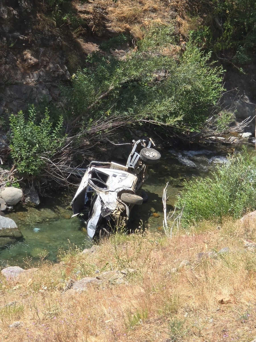Bingöl'ün Genç ilçesinde kamyonetin dereye yuvarlanması sonucu iki kişi yaşamını yitirdi, bir kişi...