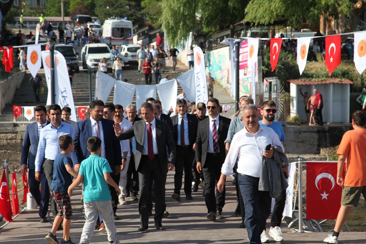 Bitlis'in Tatvan ilçesinde Van Gölü'nde 14 kilometrelik yüzme maratonu düzenlendi.  Sahil Güvenlik...