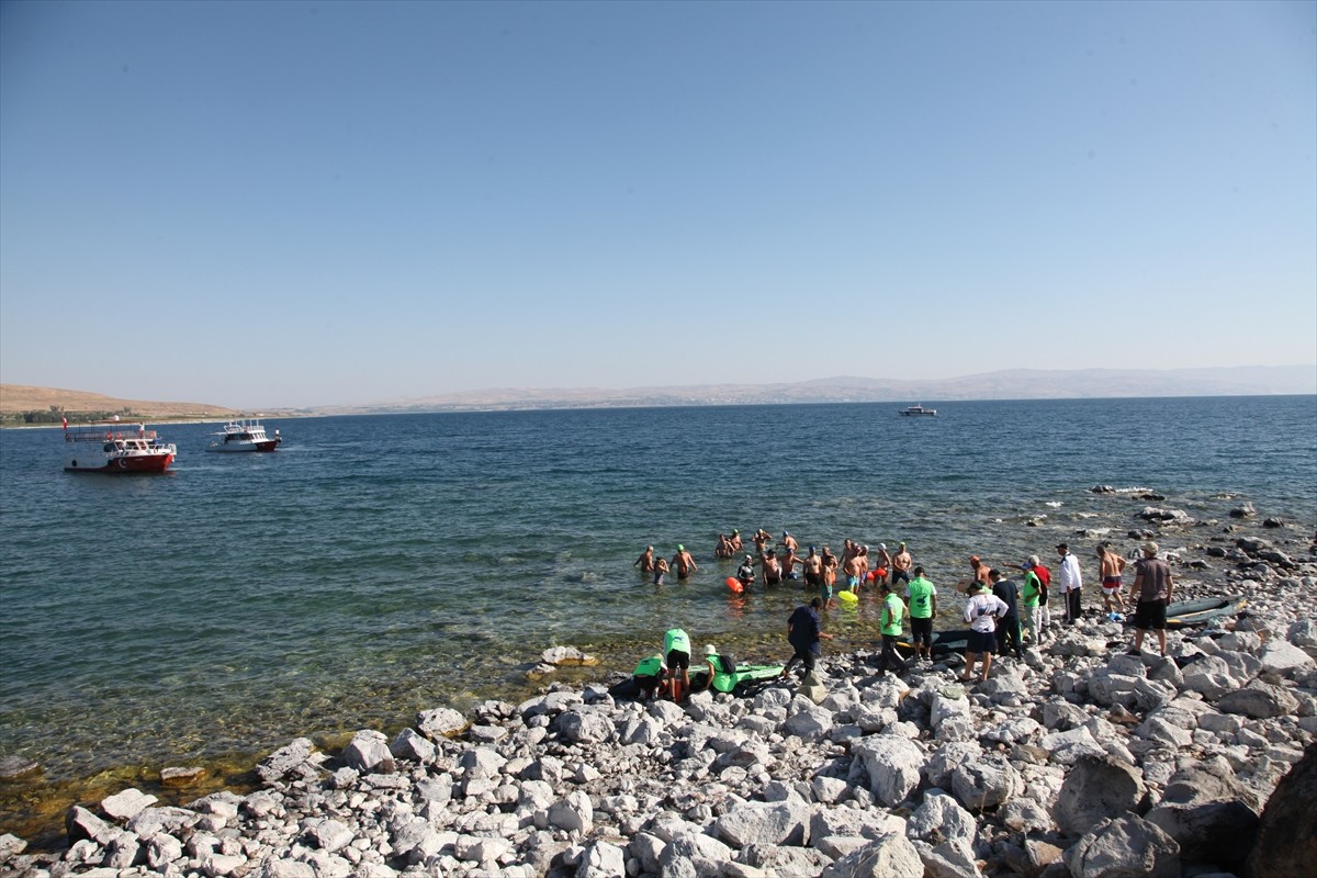 Bitlis'in Tatvan ilçesinde Van Gölü'nde 14 kilometrelik yüzme maratonu düzenlendi.  Sahil Güvenlik...