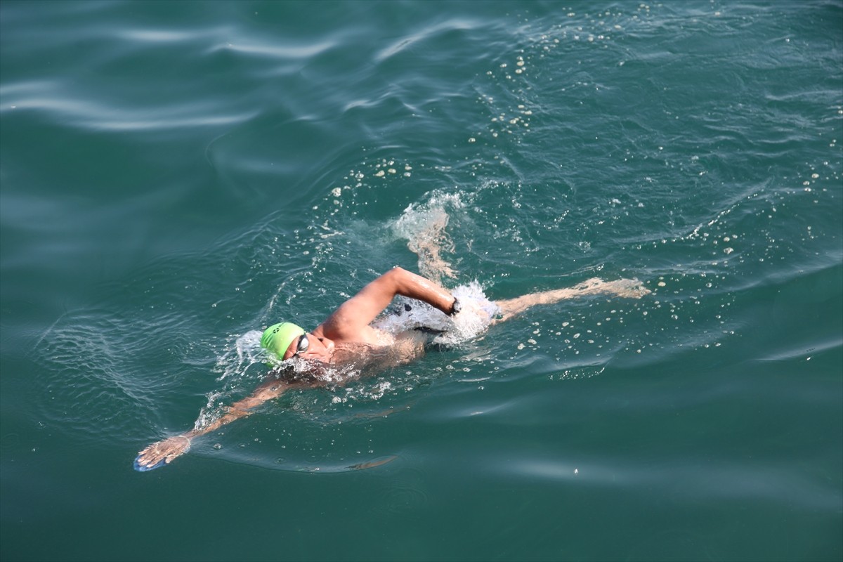 Bitlis'in Tatvan ilçesinde Van Gölü'nde 14 kilometrelik yüzme maratonu düzenlendi.  Sahil Güvenlik...