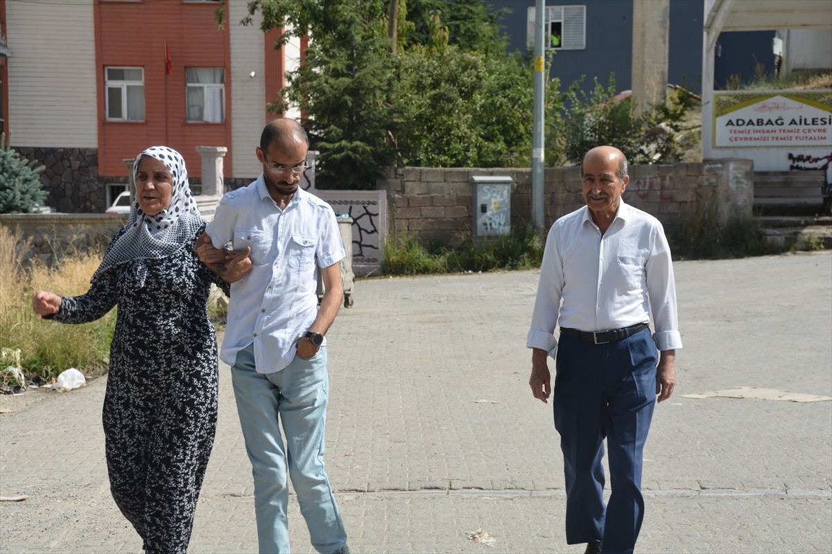 Bitlis'in Tatvan ilçesinde yaşayan serebral palsi hastası (beyin felci) 42 yaşındaki Levent Güzel...