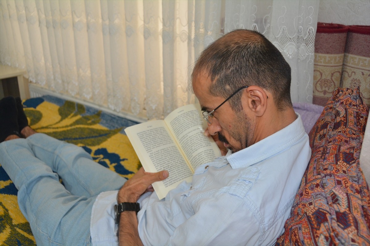 Bitlis'in Tatvan ilçesinde yaşayan serebral palsi hastası (beyin felci) 42 yaşındaki Levent Güzel...