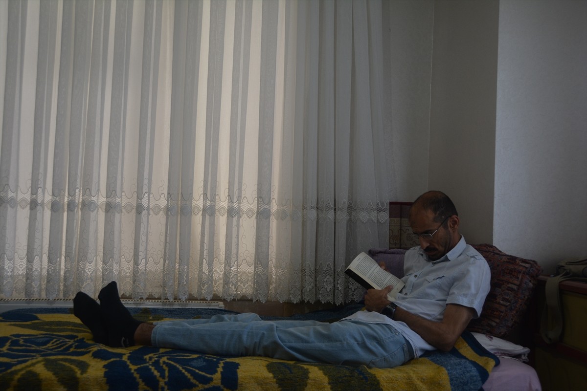 Bitlis'in Tatvan ilçesinde yaşayan serebral palsi hastası (beyin felci) 42 yaşındaki Levent Güzel...