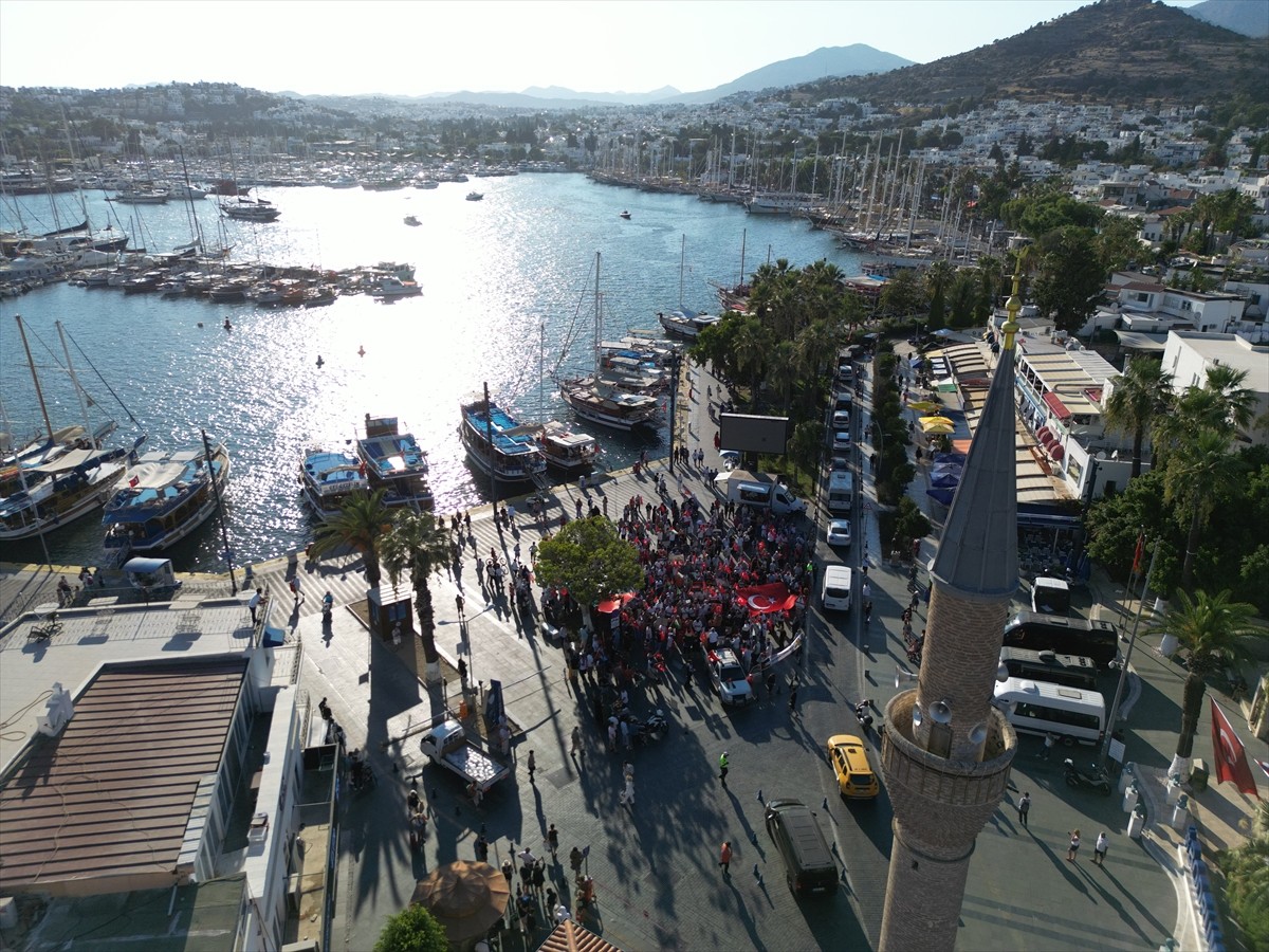 Bodrum Gazze Destek Platformu Üyeleri, İsrail'in saldırdığı Gazze'ye destek için Bodrum Neyzen...