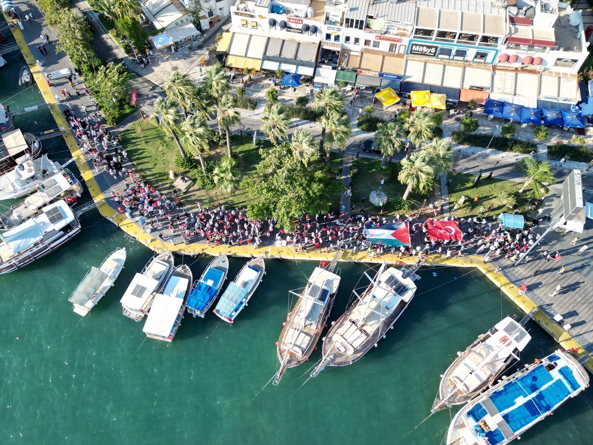 Bodrum Gazze Destek Platformu Üyeleri, İsrail'in saldırdığı Gazze'ye destek için Bodrum Neyzen...