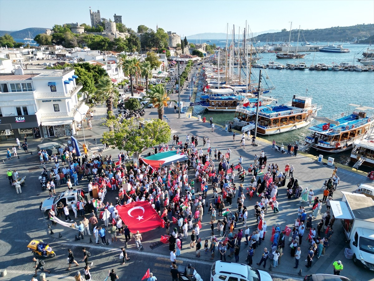 Bodrum Gazze Destek Platformu Üyeleri, İsrail'in saldırdığı Gazze'ye destek için Bodrum Neyzen...