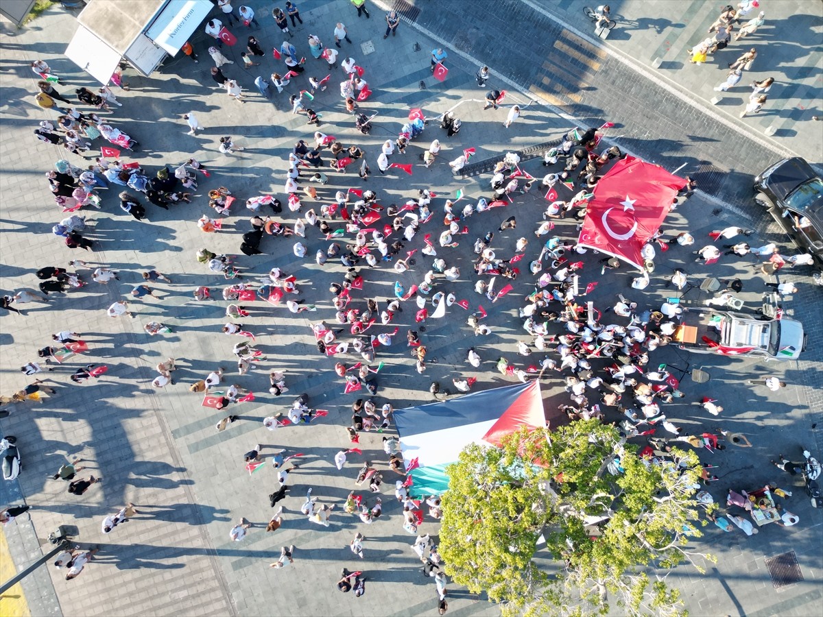 Bodrum Gazze Destek Platformu Üyeleri, İsrail'in saldırdığı Gazze'ye destek için Bodrum Neyzen...