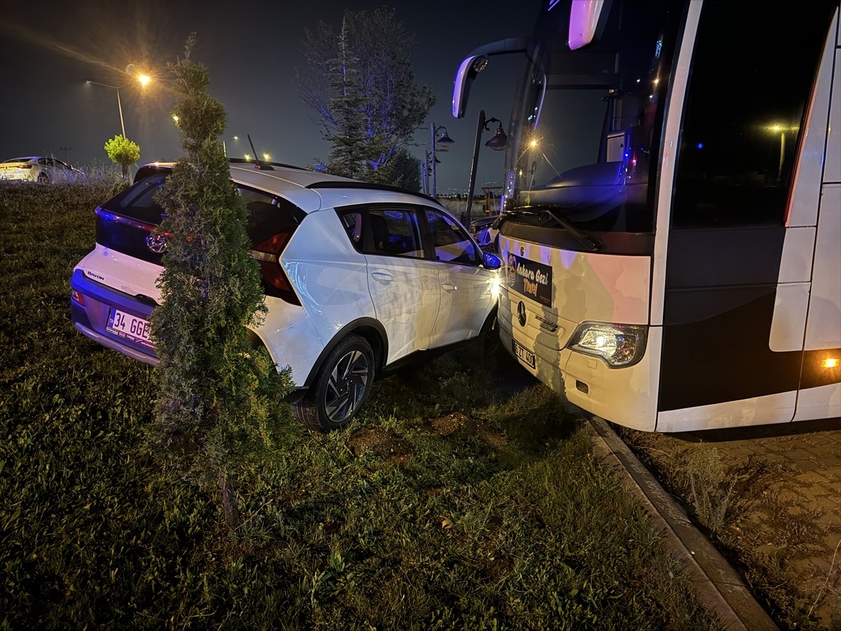  Bolu'da sürücüsü direksiyon başında uyuyan otomobil, aydınlatma direği ve park halindeki yolcu...