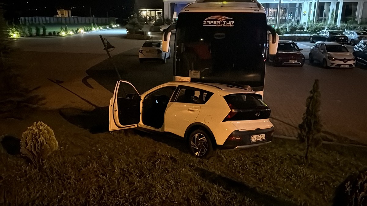  Bolu'da sürücüsü direksiyon başında uyuyan otomobil, aydınlatma direği ve park halindeki yolcu...