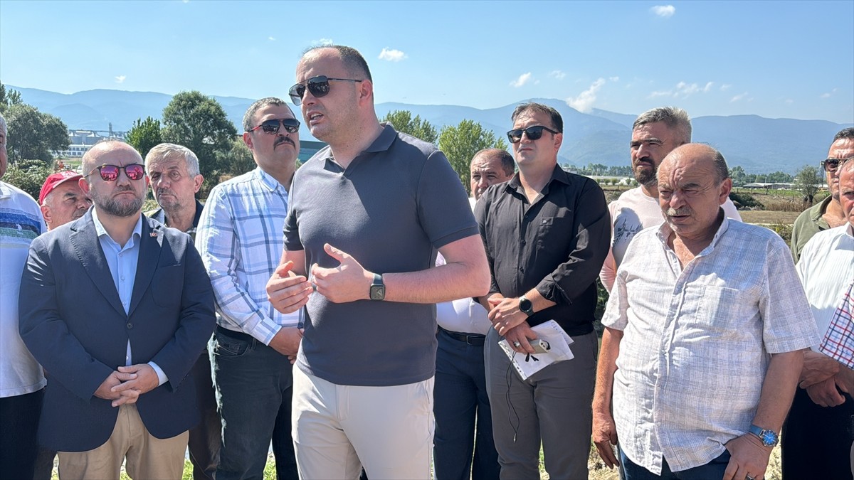  Bolu'da Yeniakçakavak köyü sakinleri, fabrikaların atık bırakması ve belediyenin arıtma tesisinin...