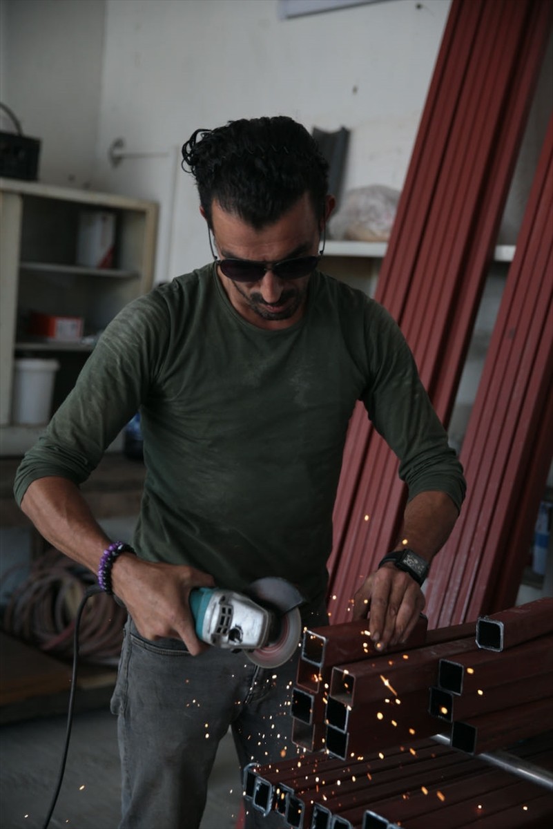 Bolu'nun Mengen ilçesinde, 55 yıllık demirci ustası babasının dükkanını ve mesleğini ayakta tutmak...