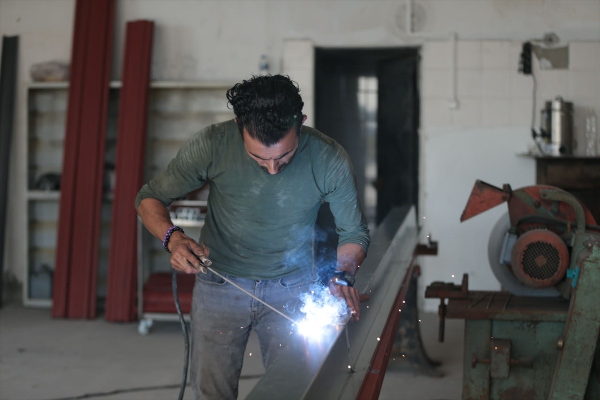 Bolu'nun Mengen ilçesinde, 55 yıllık demirci ustası babasının dükkanını ve mesleğini ayakta tutmak...