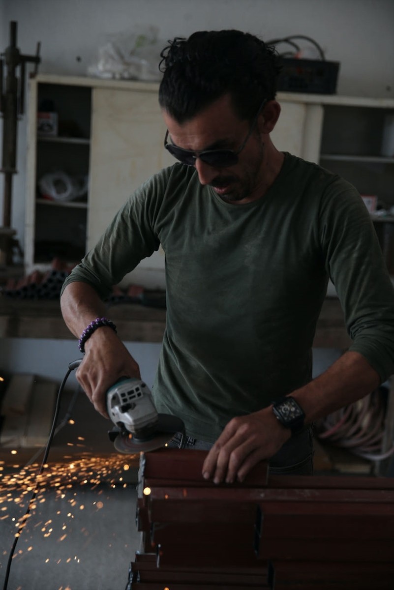 Bolu'nun Mengen ilçesinde, 55 yıllık demirci ustası babasının dükkanını ve mesleğini ayakta tutmak...