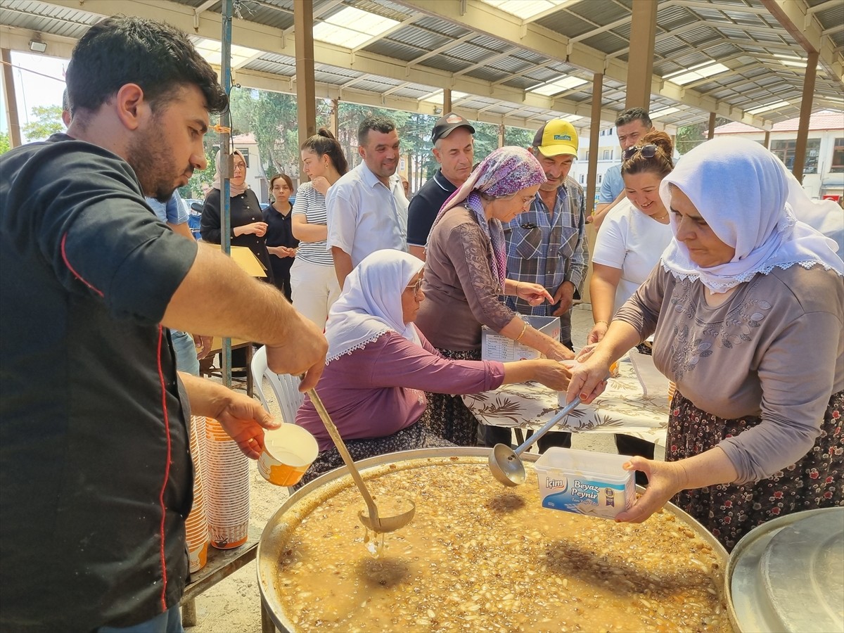 Burdur'un Karamanlı ilçesinde vatandaşların imece usulüyle yaptığı aşure, 4 bin kişiye...